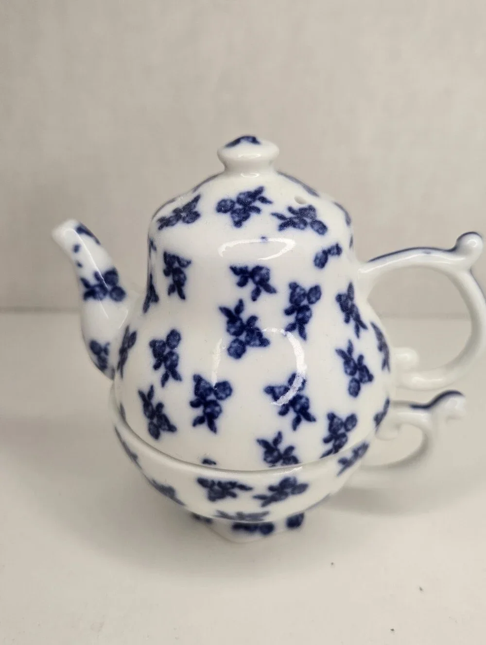 Salt And Pepper Shakers Blue Floral Mini Teapot Teacup Stackable Ceramic Vintage